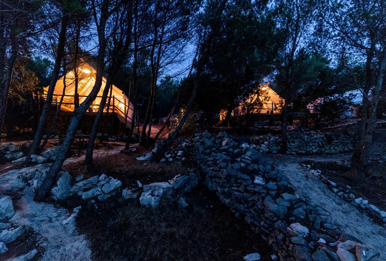 Plage Cachee - Glamping Vrboska Exterior photo